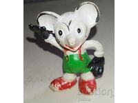 A small retro figure of a mouse, an athlete - a boxer.