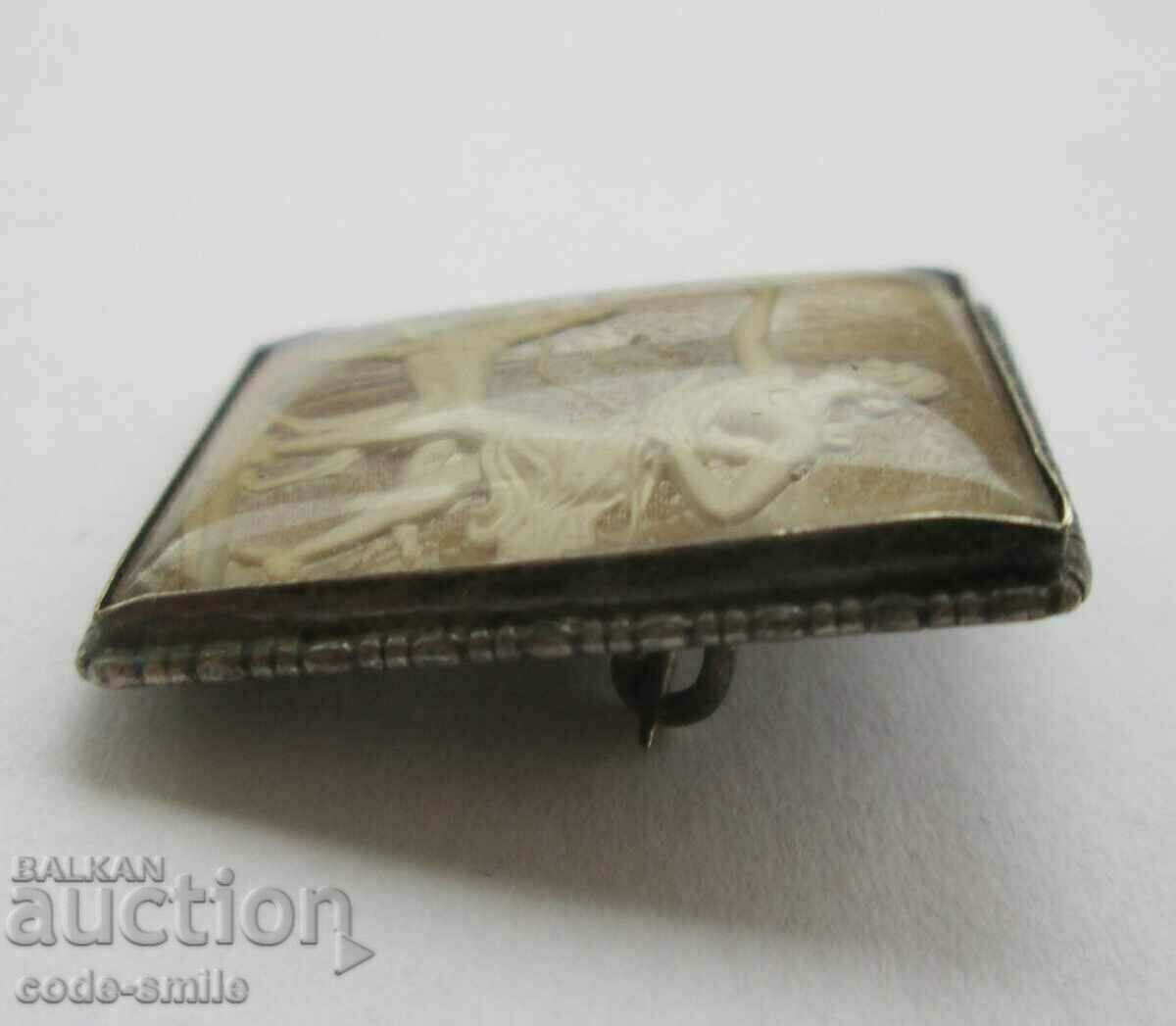 Delivery of Old ladies silver brooch engraving goddess of the hunt Diana Delivery of Old ladies silver brooch engraving goddess of the hunt Diana