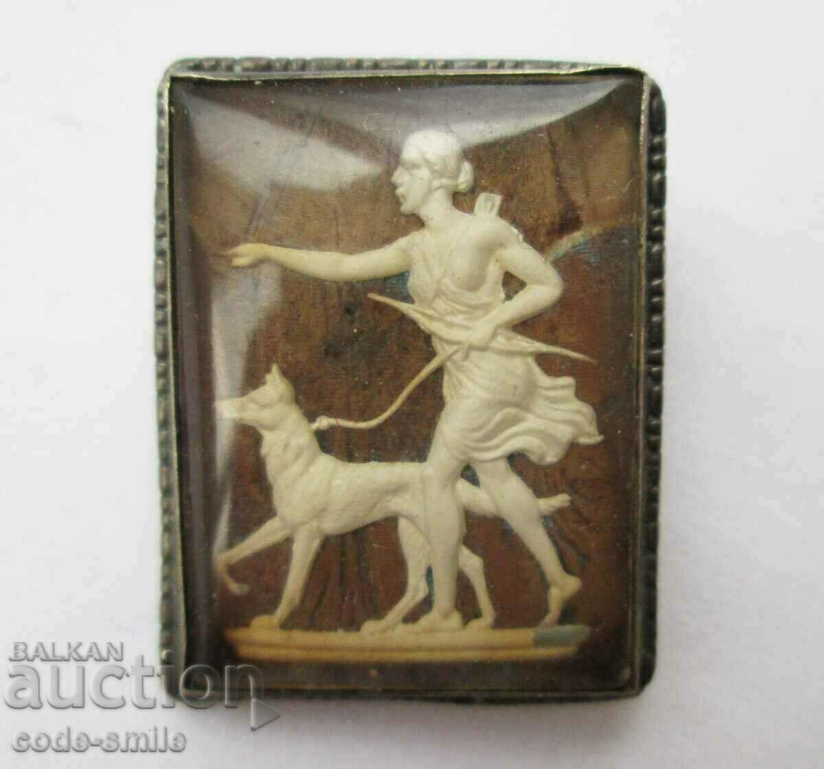 Стара дамска сребърна брошка гравюра богинята на лова Диана
