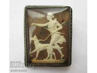 Broșă bătrână din argint gravură zeița vânătorii Diana