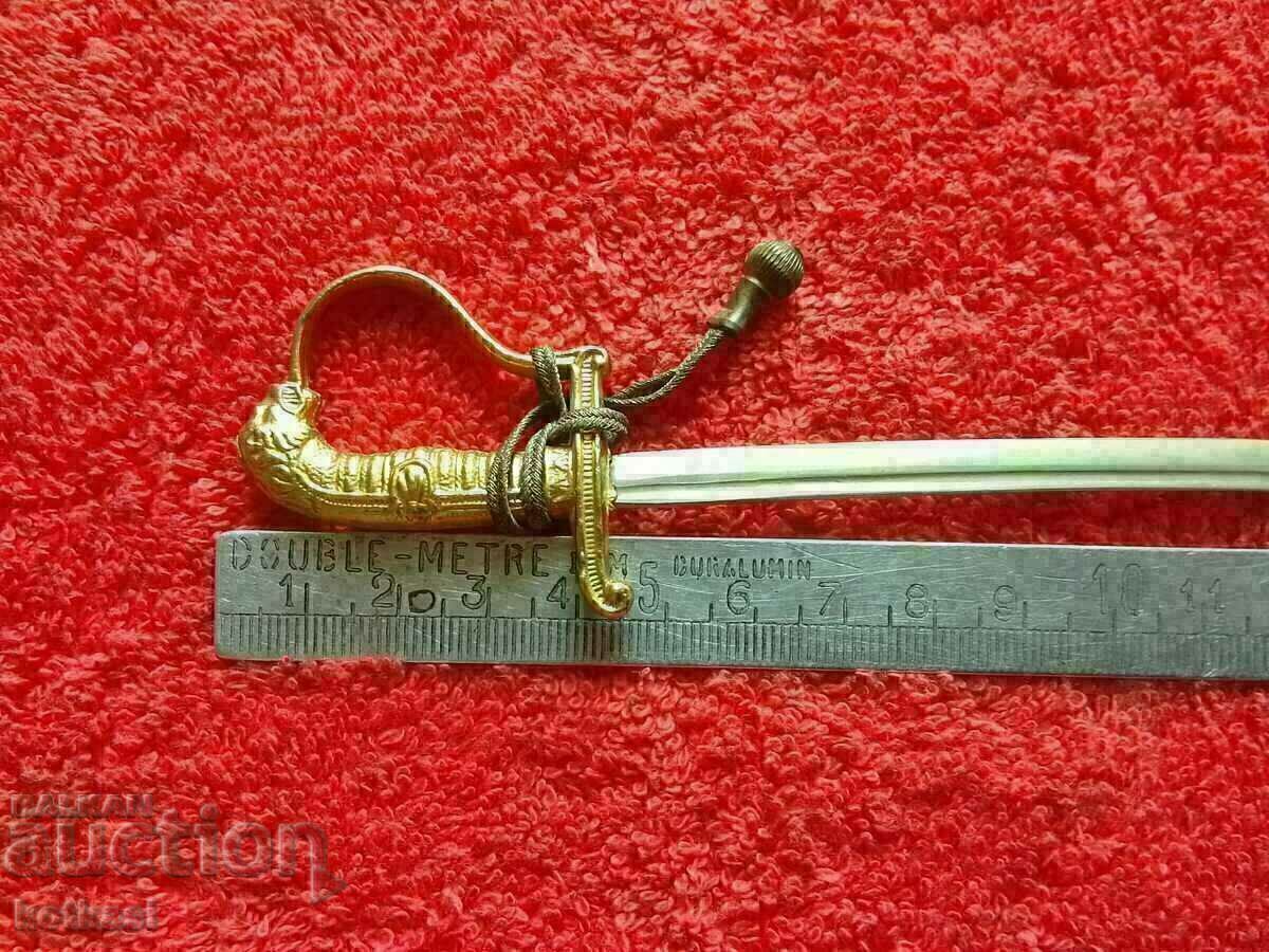 Cuțit vechi pentru deschiderea scrisorilor și a plicurilor Small Saber masiv cu preț € 18.15 | 35.50 BGN Cuțit vechi pentru deschiderea scrisorilor și a plicurilor Small Saber masiv cu preț € 18.15 | 35.50 BGN