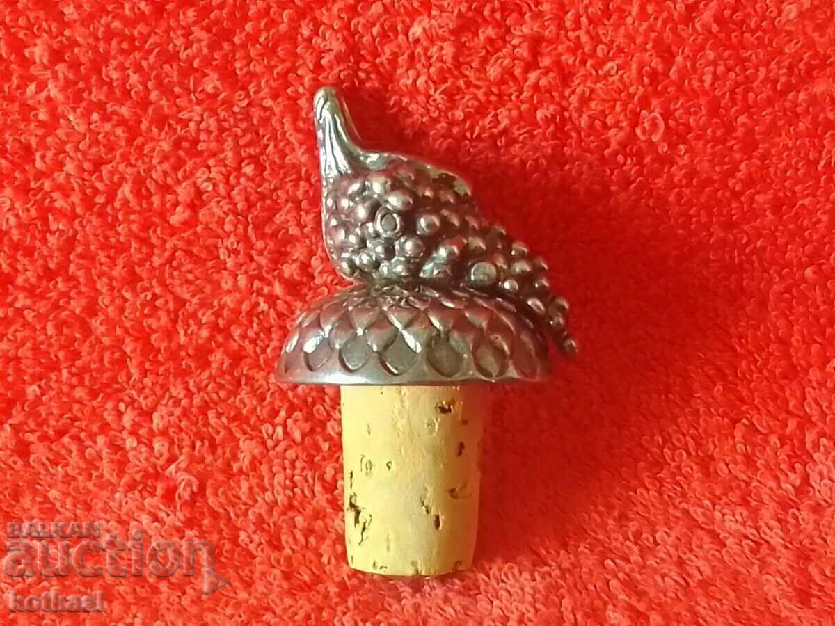 Auction Bottle cap with a metal figure of a bunch of grapes Auction Bottle cap with a metal figure of a bunch of grapes