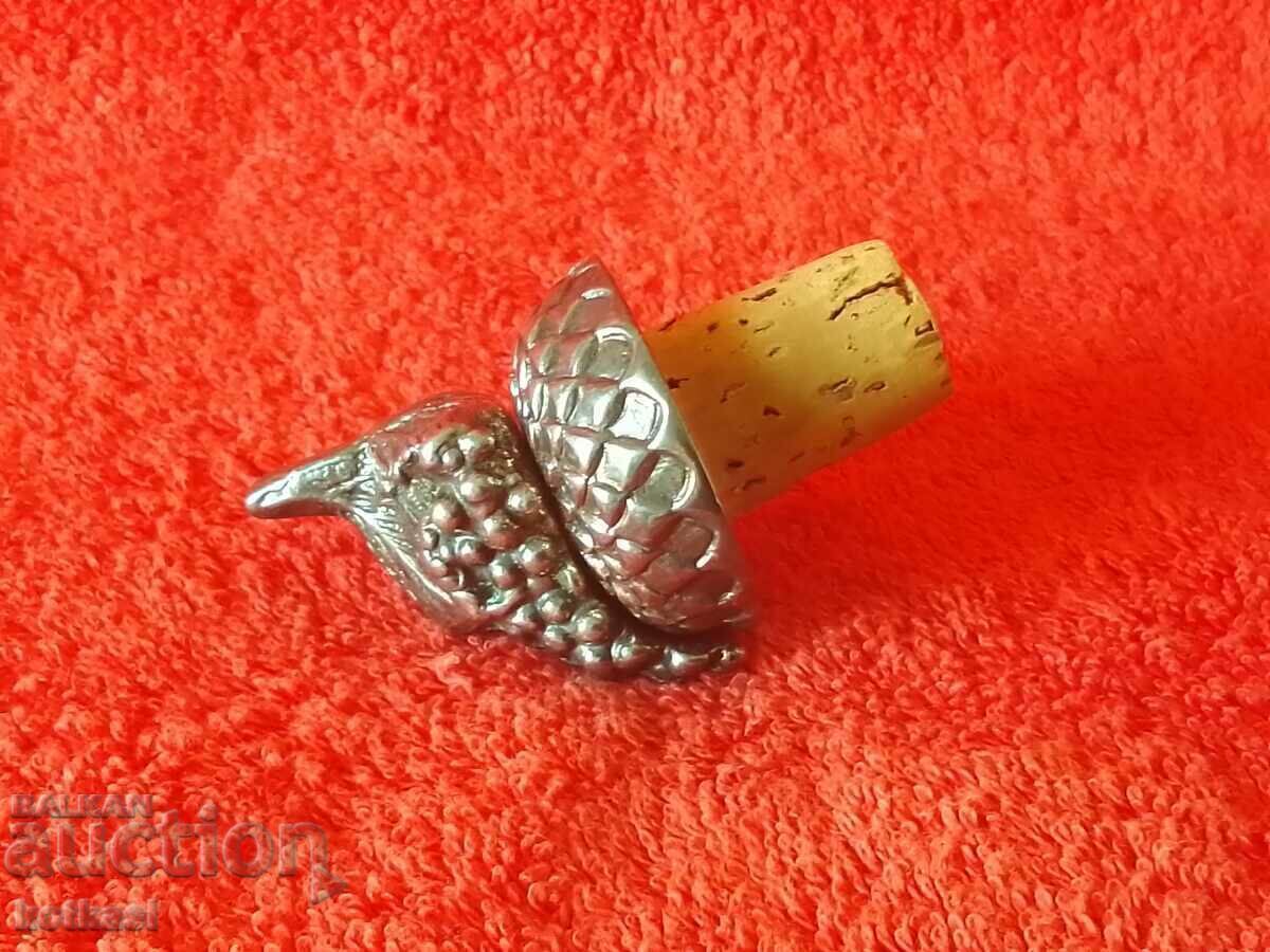 Bottle cap with a metal figure of a bunch of grapes - 6 Bottle cap with a metal figure of a bunch of grapes - 6