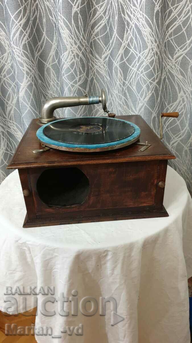 Auction  Old crank gramophone