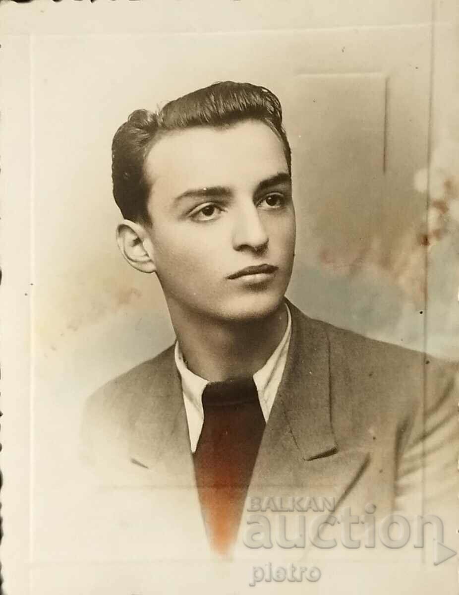 Μακεδόνια. Παλιά φωτογραφική φωτογραφία ενός νεαρού αγοριού από την πόλη ...