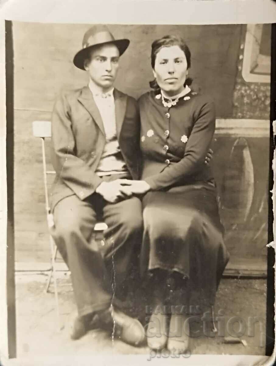 България. Стара снимка фотография на мъж и жена - приятелс..