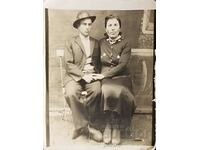 Βουλγαρία. Παλιά φωτογραφία ενός άνδρα και μιας γυναίκας - φίλοι..