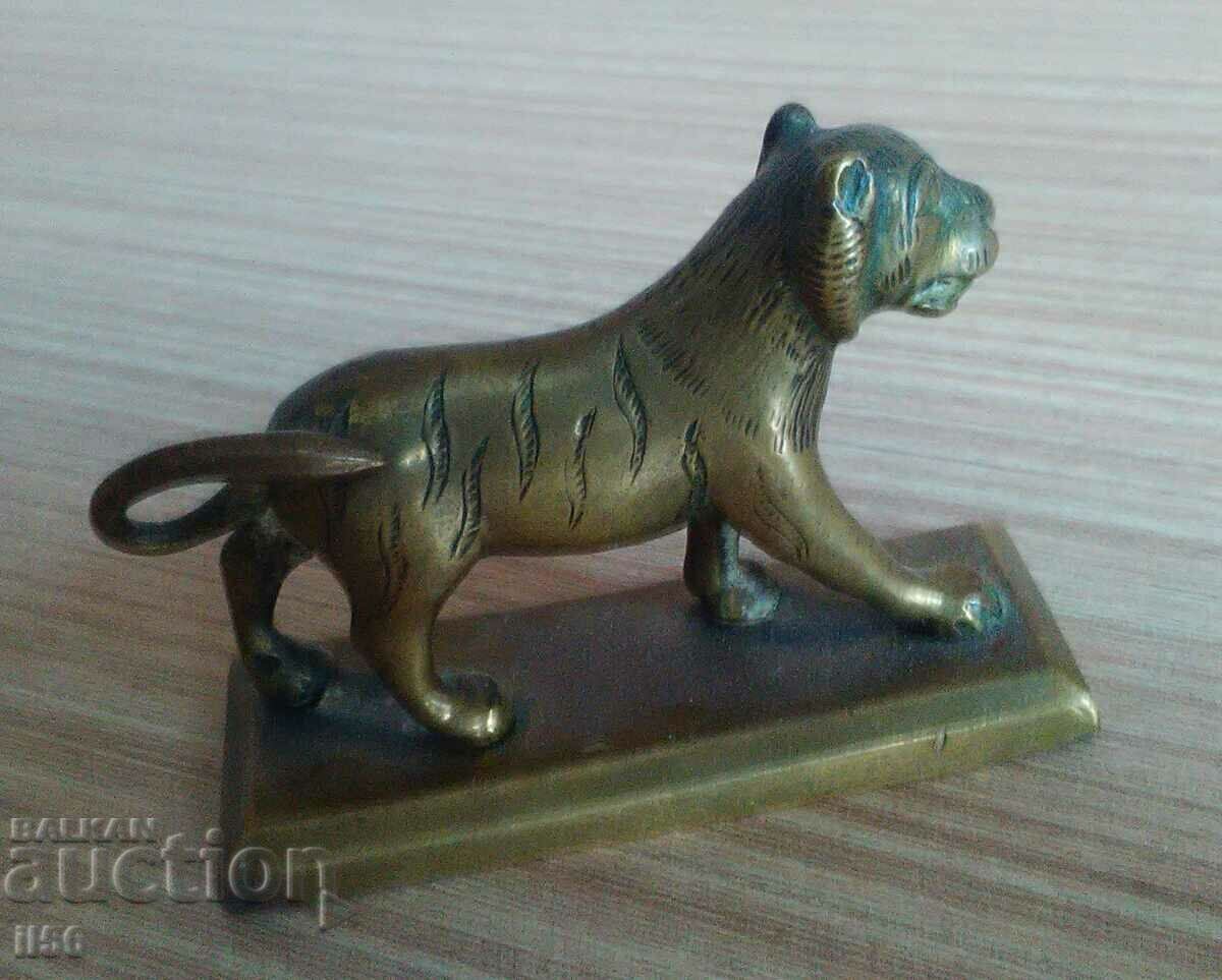 Delivery of Old figure/sculpture/sculpture - lion