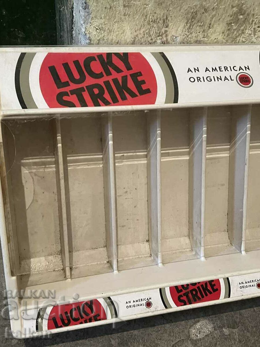 Display pentru tigari Lucky Strike 75x40x15 cm cu preț 130.00 BGN | € 66.47