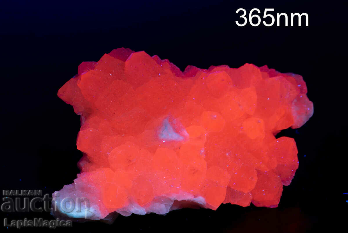 Друза розов манганокалцит от България флуоресцентен 115g