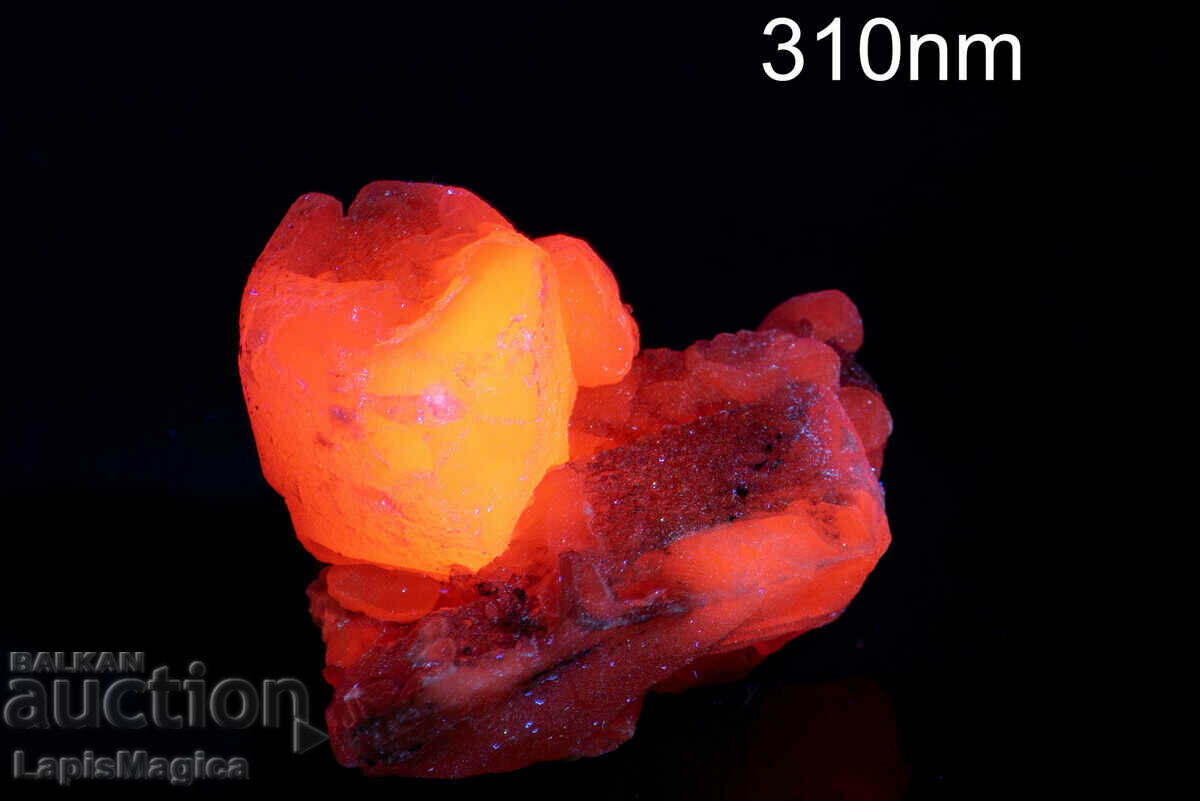 Druse cu manganocalcit cubic din Bulgaria 62g fluorescent