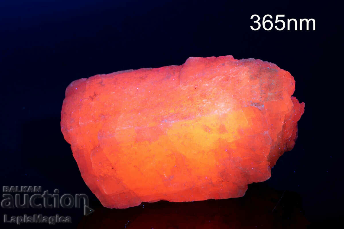 Розов манганокалцит от България флуоресцентен 138g