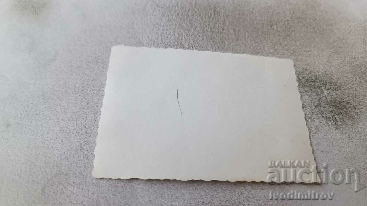 Εικόνα Ένας άντρας και ένα μικρό αγόρι σε ένα στρώμα στην παραλία με τιμή 1.65 BGN | € 0.84 Εικόνα Ένας άντρας και ένα μικρό αγόρι σε ένα στρώμα στην παραλία με τιμή 1.65 BGN | € 0.84