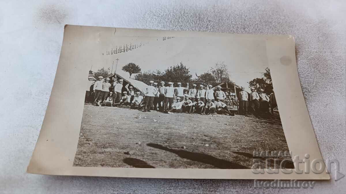 Снимка Офицери и войници пред палатков лагер