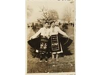 България. Стара снимка фотография на две млади жени в пр...