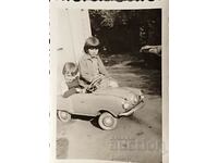 Bulgaria. Fotografie cu doi copii mici stând într-un metal mare..