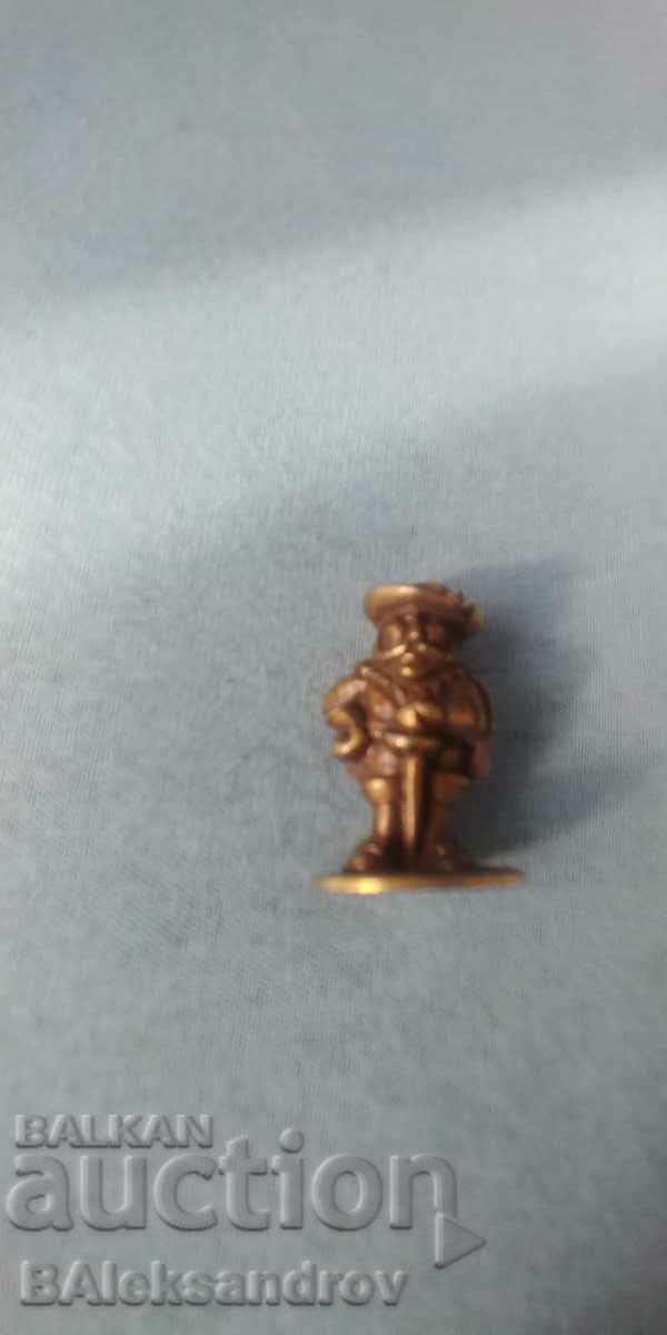 A small metal kinder figurine