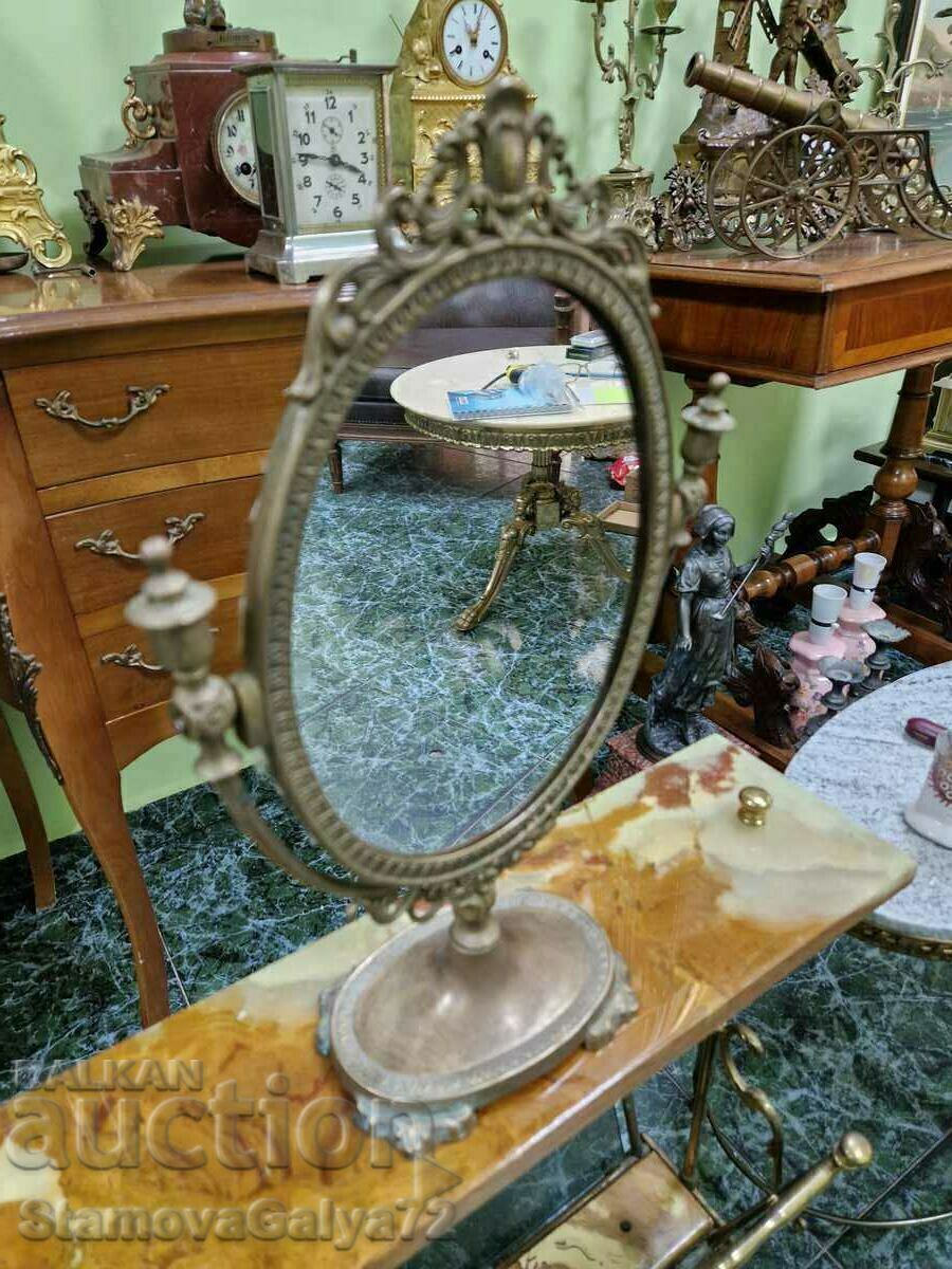 O minunată oglindă englezească din bronz antic cu preț 144.00 BGN | € 73.63 O minunată oglindă englezească din bronz antic cu preț 144.00 BGN | € 73.63