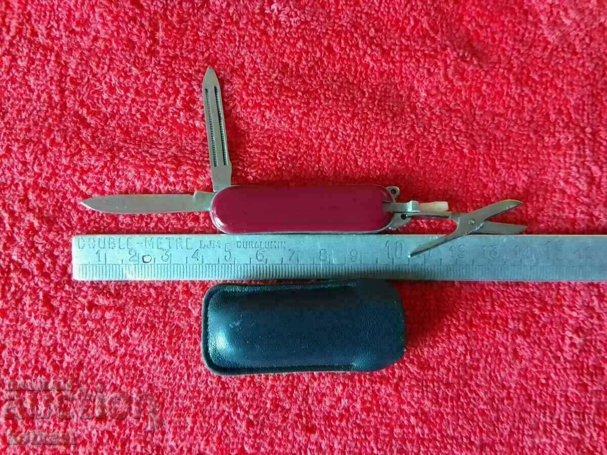 Cuțit vechi de buzunar mic, teacă din piele marcată cu preț € 6.00 | 11.73 BGN Cuțit vechi de buzunar mic, teacă din piele marcată cu preț € 6.00 | 11.73 BGN
