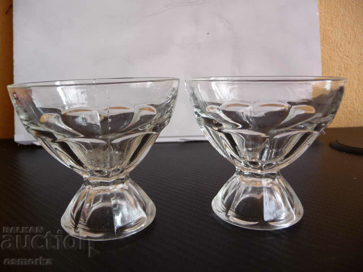 Δύο ποτήρια για 2 BGN. απεριτίφ ποτηριών σε καρέκλα με τιμή 2.00 BGN | € 1.02 Δύο ποτήρια για 2 BGN. απεριτίφ ποτηριών σε καρέκλα με τιμή 2.00 BGN | € 1.02