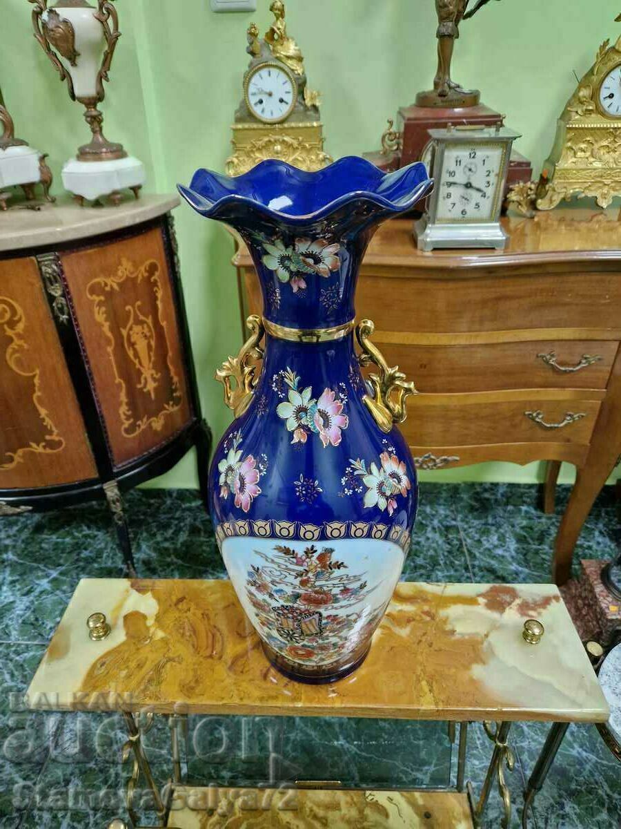 Auction A unique antique Chinese Satsuma porcelain vase Auction A unique antique Chinese Satsuma porcelain vase