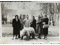 Bulgaria. 1962 Photo of a man and four women in front of the spa.