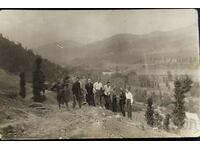 Βουλγαρία Παλιά φωτογραφία - νεαροί άνδρες και ένα κορίτσι σε μια εκδρομή στα βουνά