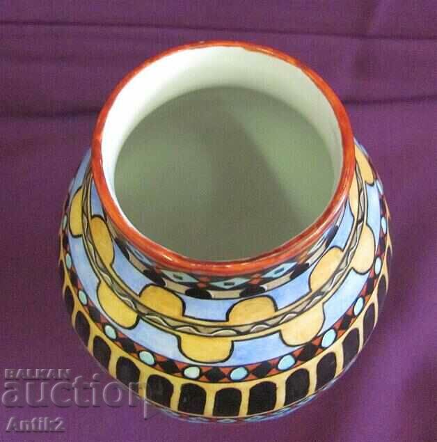 Auction 50's Beautiful Porcelain Hand Painted Vase Auction 50's Beautiful Porcelain Hand Painted Vase