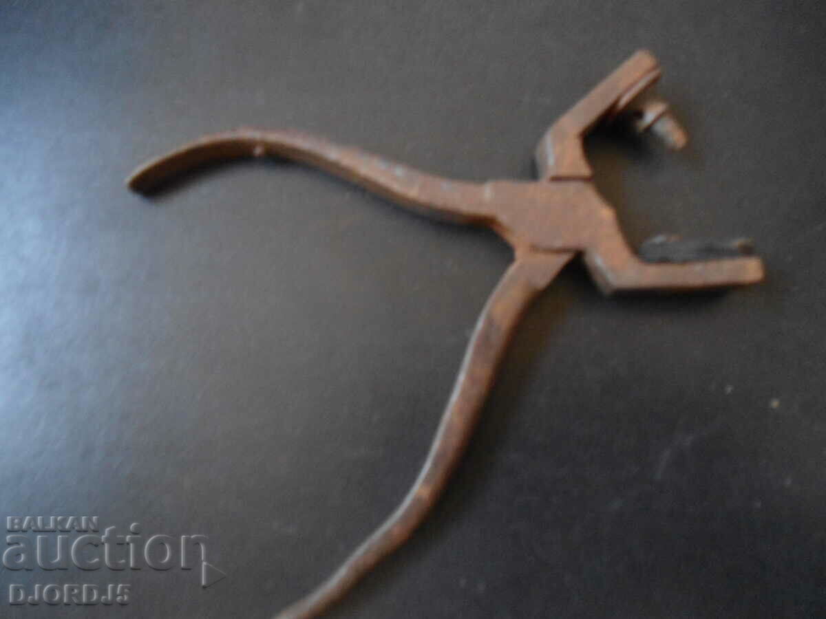 Old specialized pliers with price 8.00 BGN | € 4.09 Old specialized pliers with price 8.00 BGN | € 4.09