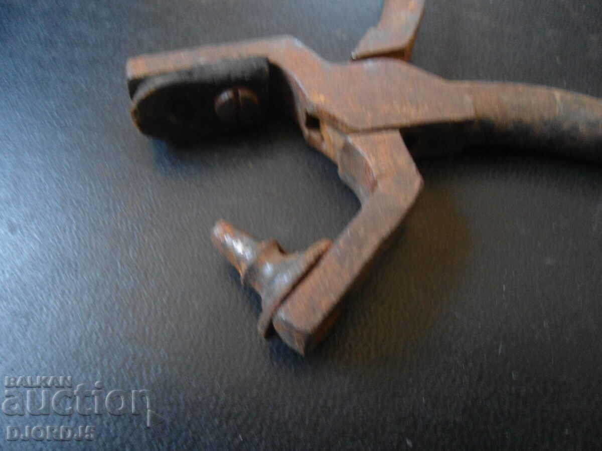 Auction Old specialized pliers Auction Old specialized pliers