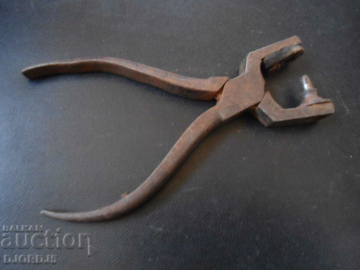 Delivery of Old specialized pliers Delivery of Old specialized pliers