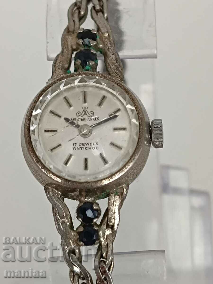 Ένα όμορφο ασημί μηχανικό ρολόι Meister-Anker