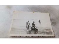 Photo Man and woman on a rock in the sea