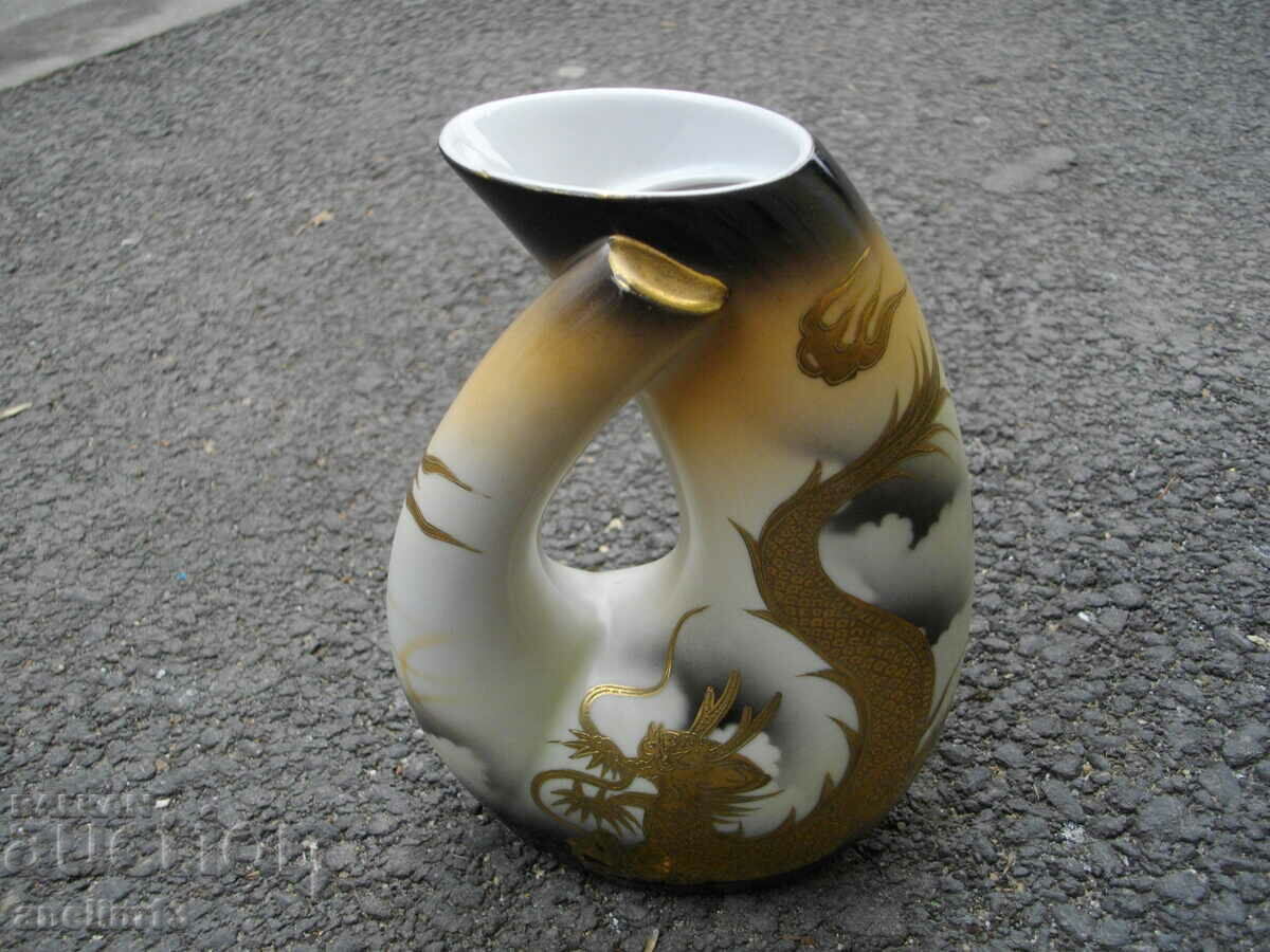 FRUMOASĂ VAZĂ DRAGON DE PORCELAN pictat cu preț € 38.00 | 74.32 BGN