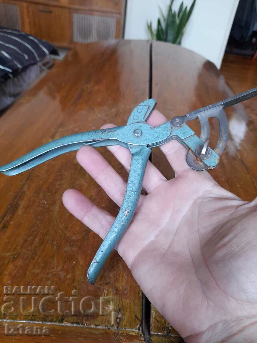 Clești vechi de plop cu preț 27.00 BGN | € 13.80