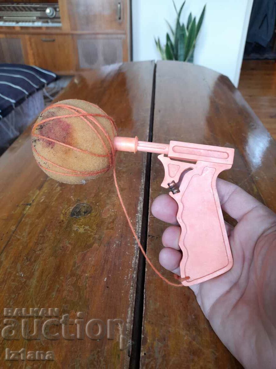 An old children's gun with price 28.00 BGN | € 14.32 An old children's gun with price 28.00 BGN | € 14.32