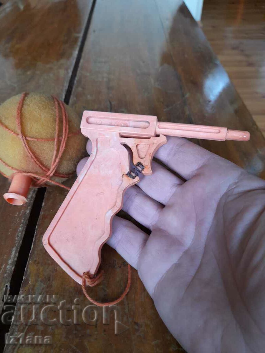 Delivery of An old children's gun Delivery of An old children's gun