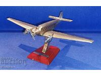 Model metalic al avionului Ju-52.