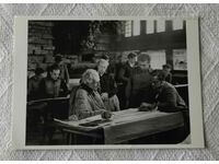 FRANK LLOYD WRIGHT AMONG STUDENTS IN 1937. ARCHITECTURE P.K.