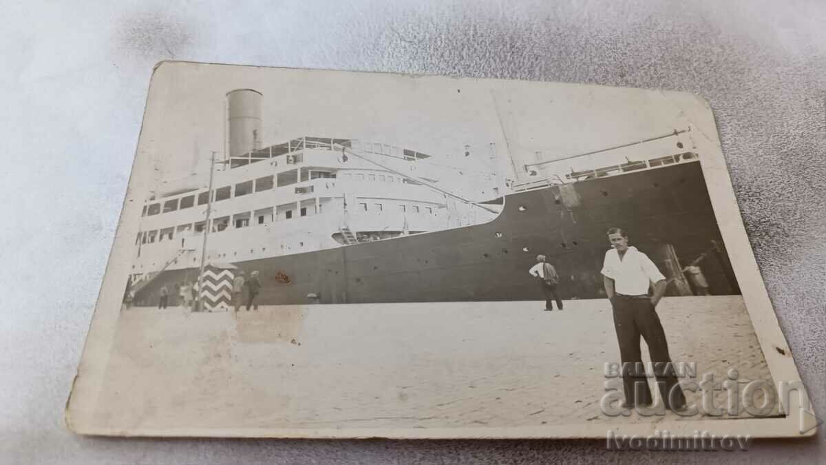 Fotografie Varna Un tânăr în fața unui vas cu aburi în port 1933