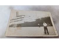 Φωτογραφία Βάρνα Ένας νεαρός άνδρας μπροστά από ένα ατμόπλοιο στο λιμάνι 1933