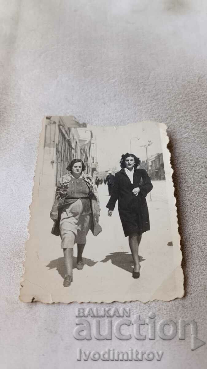 Photo Varna Two women on a walk