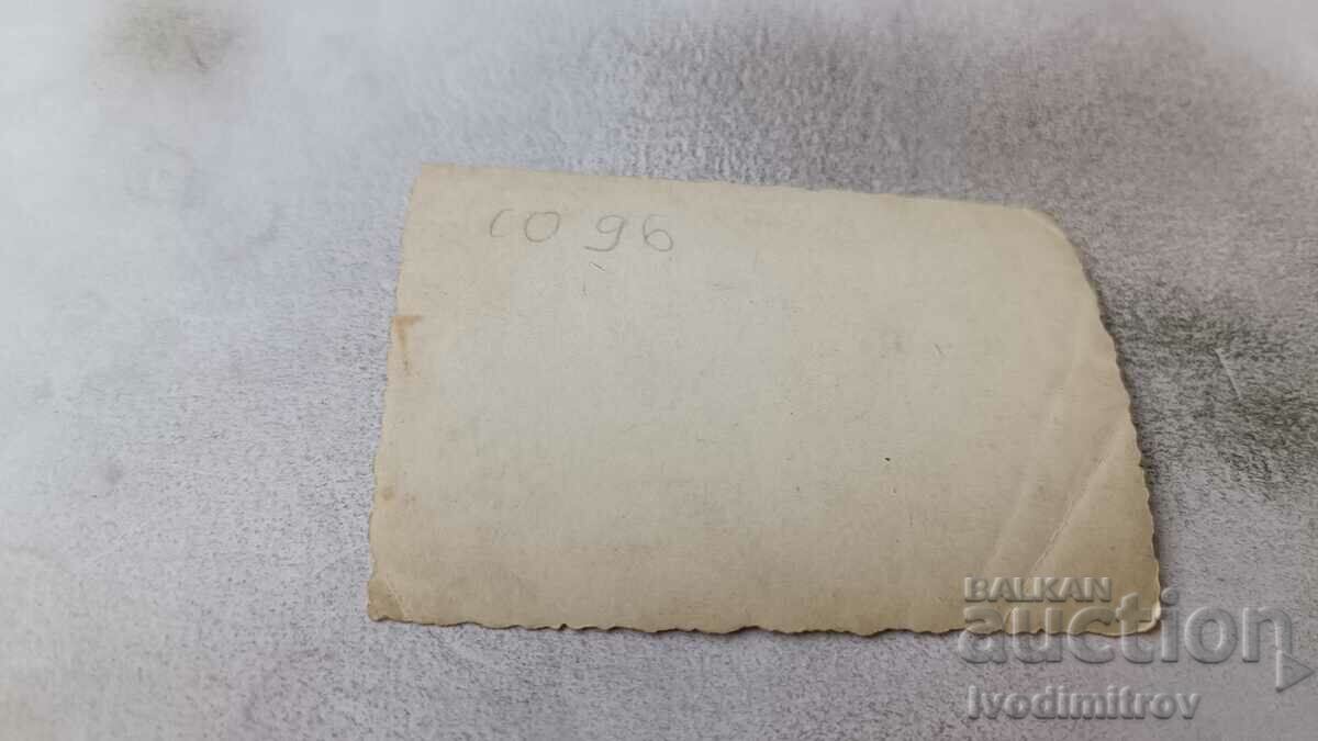 Снимка Варна Жена на тротоара през зимата с цена 2.85 лв. | € 1.46 Снимка Варна Жена на тротоара през зимата с цена 2.85 лв. | € 1.46