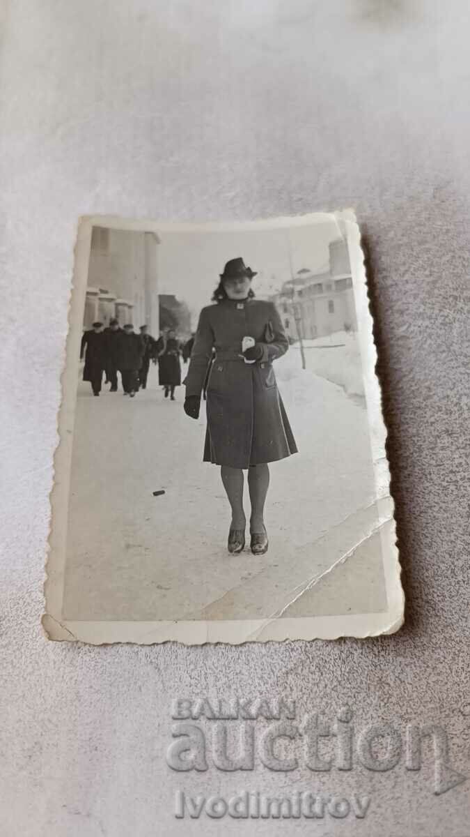 Photo Varna Woman on the sidewalk in winter