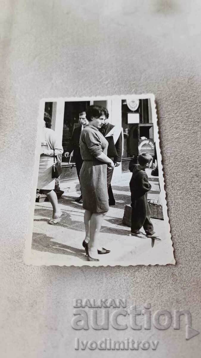 Снимка Варна Жена и малко момче пред Балкантурист