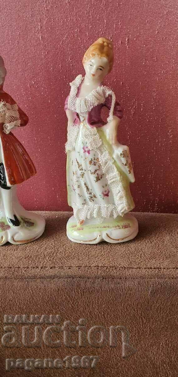Set of two porcelain figurines. - 6 Set of two porcelain figurines. - 6