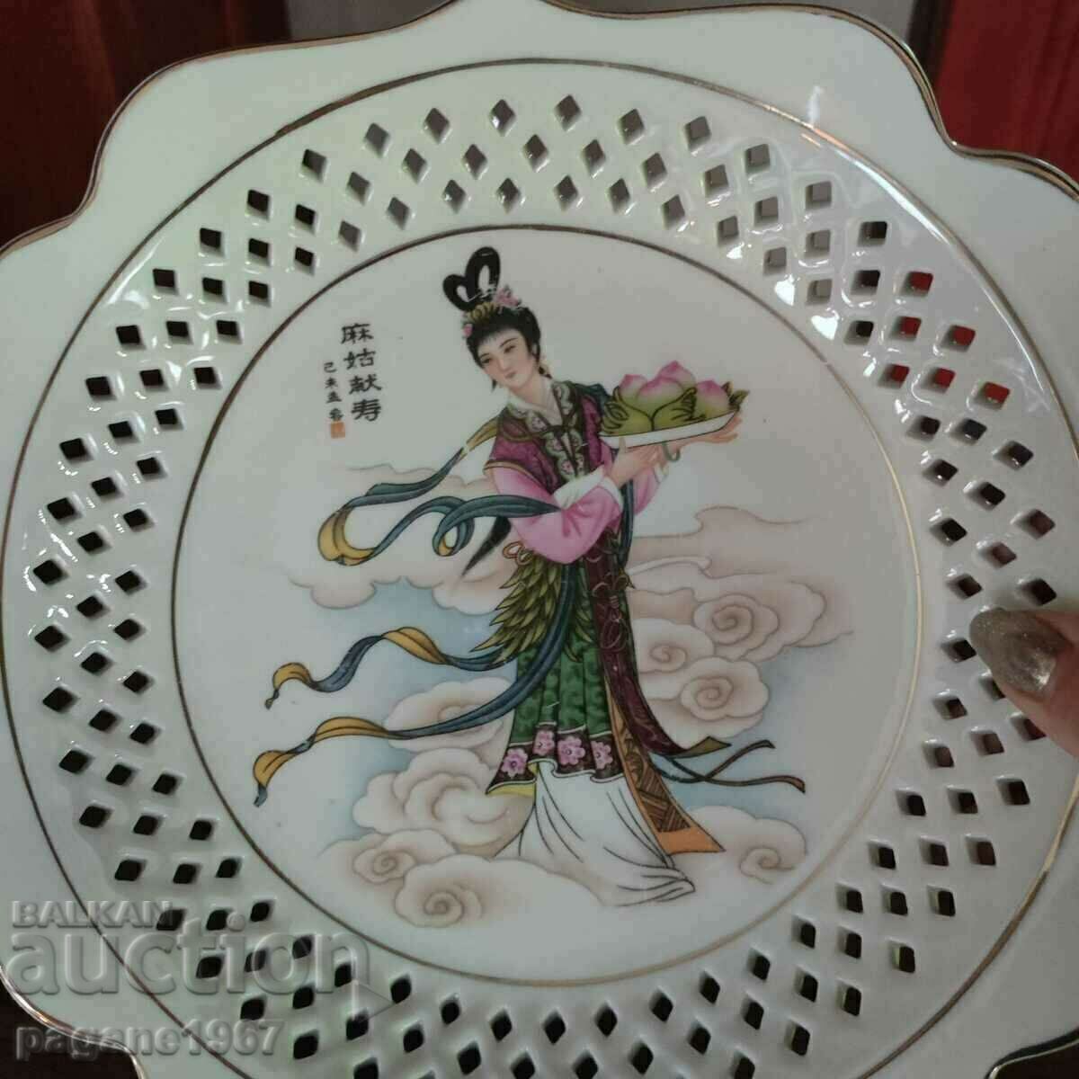 Delivery of Two porcelain plates Delivery of Two porcelain plates