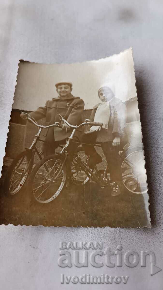 Φωτογραφία Σοφία Δύο αγόρια με ποδήλατα 1964