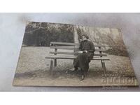 Foto Fată tânără așezată pe o bancă de lemn în parc 1924