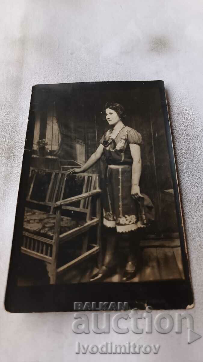 Fotografie Sofia Fată tânără stând pe o bancă 1929